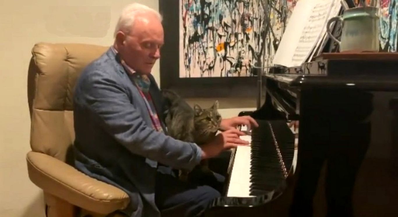 (ویدئو) پاسخ جالب آنتونی هاپکینز به یک هوادار؛ هنرنمایی پشت پیانو