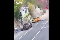 ببینید| جان سالم به در بردن راننده تاکسی از سقوط سنگ غول‌پیکر