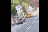 ببینید| جان سالم به در بردن راننده تاکسی از سقوط سنگ غول‌پیکر