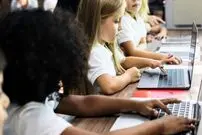چرا سوئد ۱۰۰ میلیون یورو هزینه می‌کند تا «کتاب» را به مدرسه‌ها برگرداند؟