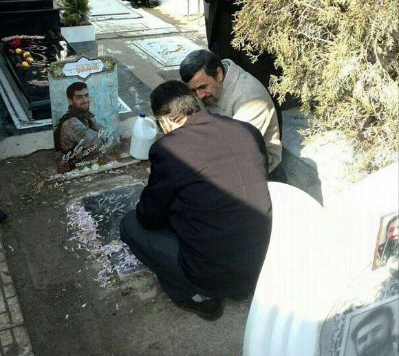 حرف درگوشی احمدی‌نژاد به برادر شهید چه بود؟