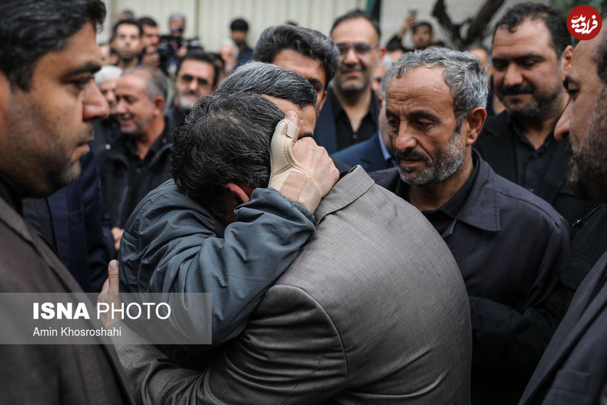 تصاویر/ اشک‌های احمدی‌نژاد در تشییع برادرش