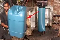 (ویدئو) روش شگفت انگیز پاکستانی ها برای تبدیل زباله پلاستیکی به دبه 20 لیتری