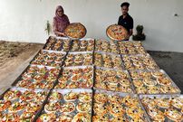 ببینید؛ غذای روستایی در هند؛ پخت 99 عدد پیتزا در تنورخانگی