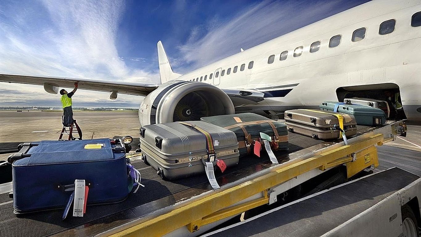 (ویدئو) نحوه بار زدن چمدان‌های مسافران در هواپیما