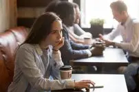 علائم اوتیسم در بزرگسالان چیست و چگونه تشخیص داده می‌شود؟