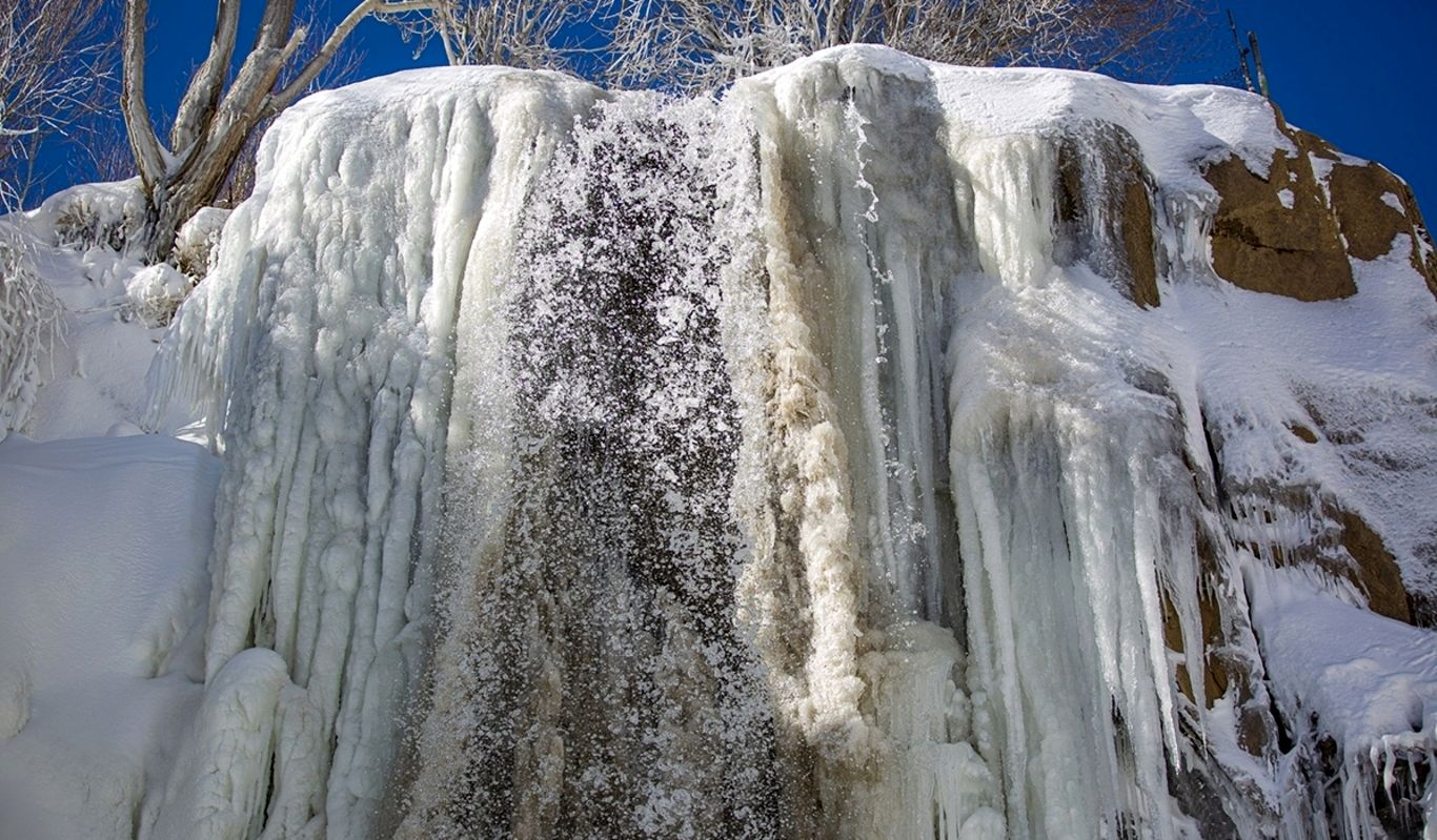 (ویدئو) تصاویری باورنکردنی از آبشاری یخ زده در تهران