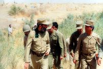 عکس؛ سفر در زمان؛ «رهبر انقلاب در حال ناهار خوردن با رزمنده ها در جبهه»؛ دهه 60