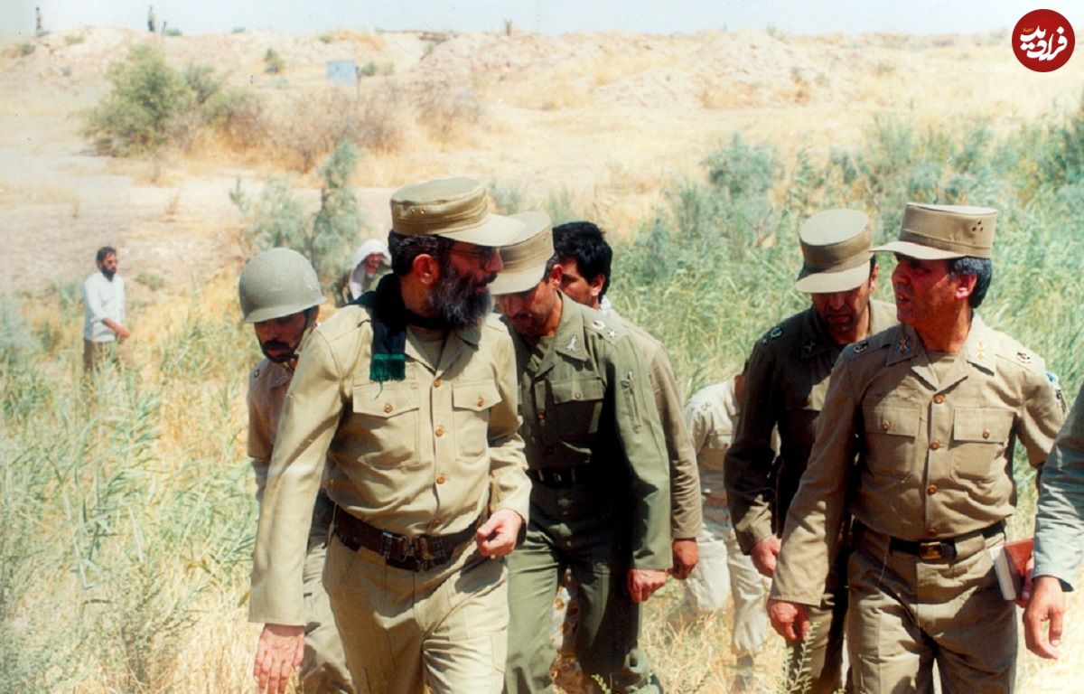 عکس؛ سفر در زمان؛ «رهبر انقلاب در حال ناهار خوردن با رزمنده ها در جبهه»؛ دهه 60