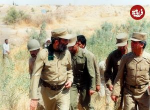 عکس؛ سفر در زمان؛ «رهبر انقلاب در حال ناهار خوردن با رزمنده ها در جبهه»؛ دهه 60