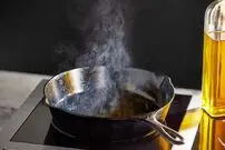 (ویدئو) آشپزی عجیب یک زن؛ فرو بردن دست داخل روغن داغ!