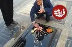 عکس| سفر زمان؛ «احمد پورمخبر» بر سر مزار مرتضی پاشایی؛ سال 1393
