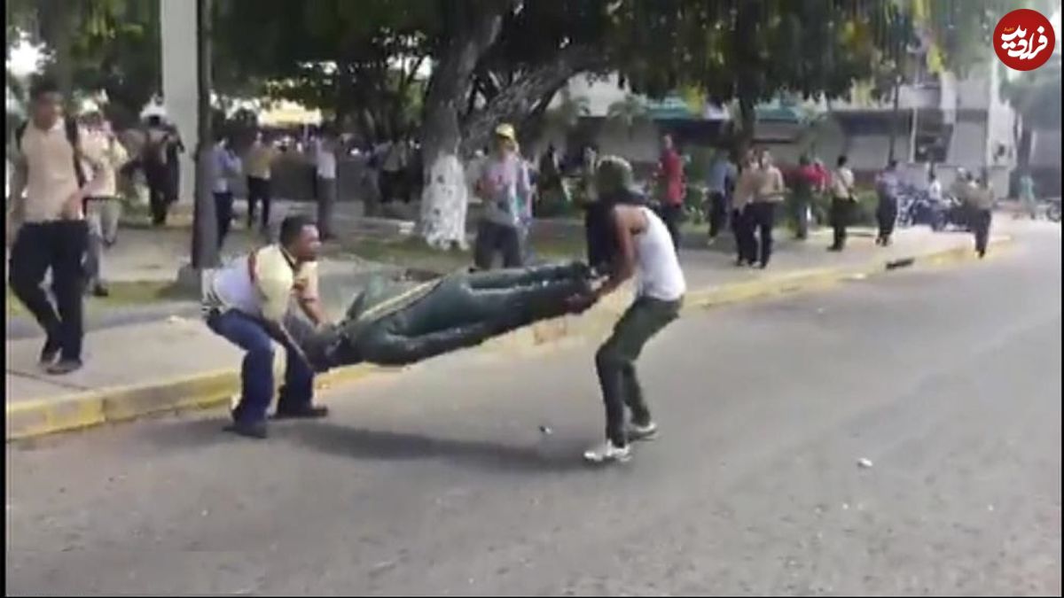 معترضان مجسمه چاوز را پایین کشیدند!