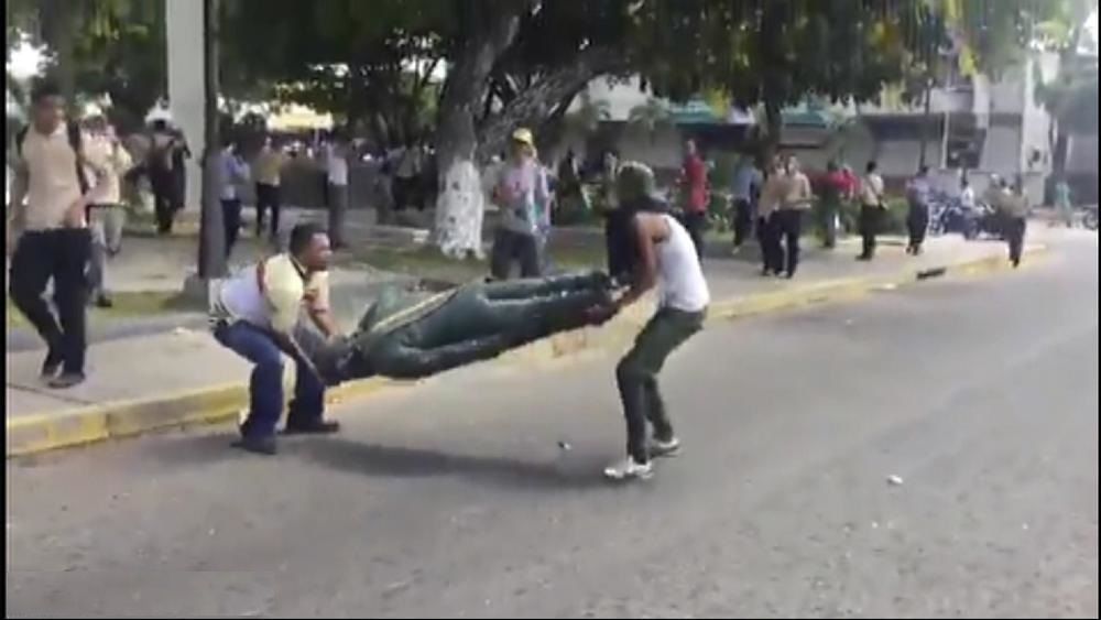 معترضان مجسمه چاوز را پایین کشیدند!
