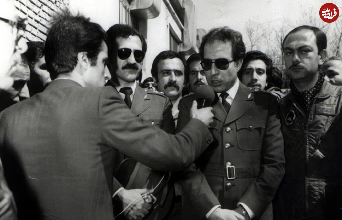 عکس؛ سفر در زمان؛ «جواد فکوری، فرمانده نیرو هوایی» در حال خوش و بش با رهبر انقلاب؛ سال 59