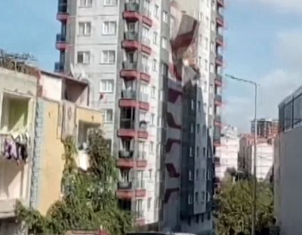 ( ویدیو) سقوط ترسناک نمای یک آپارتمان ۱۵ طبقه در استانبول روی سر مردم