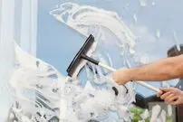 چگونه قسمت بیرونی پنجره‌ها را تمیز کنیم؟ /معجزه سرکه برای لکه‌های سرسخت روی شیشه