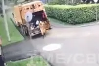 (ویدئو) حرکت دور از عقل چند کودک؛ انداختن ترقه داخل چاه فاضلاب!
