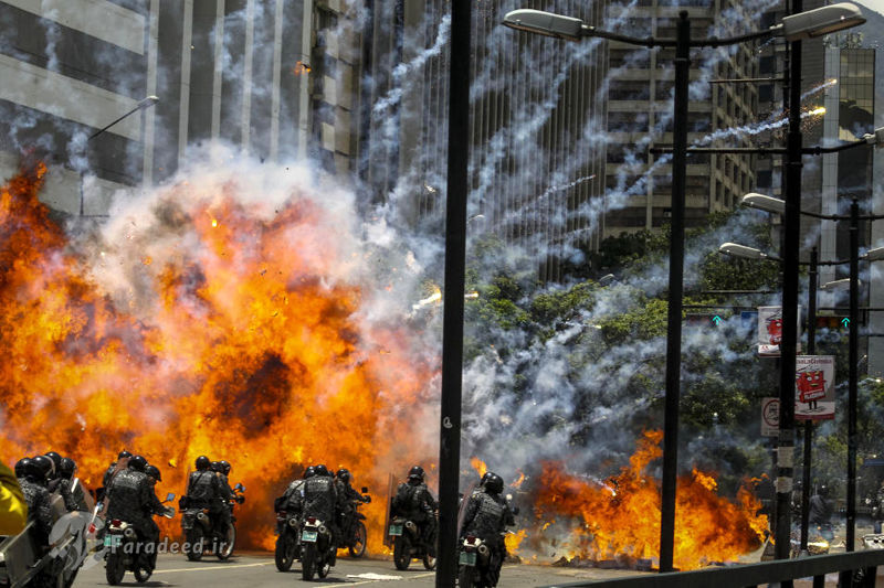 تصاویر/ آتش‌زدن پلیس در اعتراضات ونزوئلا