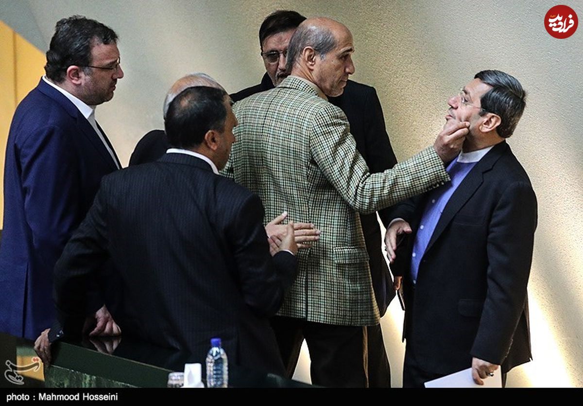 عکس/ شوخی عجیب با معاون ظریف در مجلس
