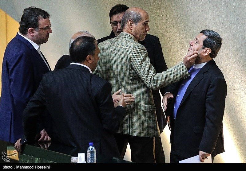 عکس/ شوخی عجیب با معاون ظریف در مجلس