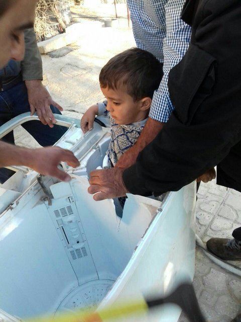 عکس/ نجات کودک گرفتار در ماشین لباسشویی
