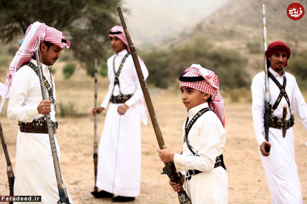 (تصاویر) تفریح جوانان عرب با تفنگ سرپر