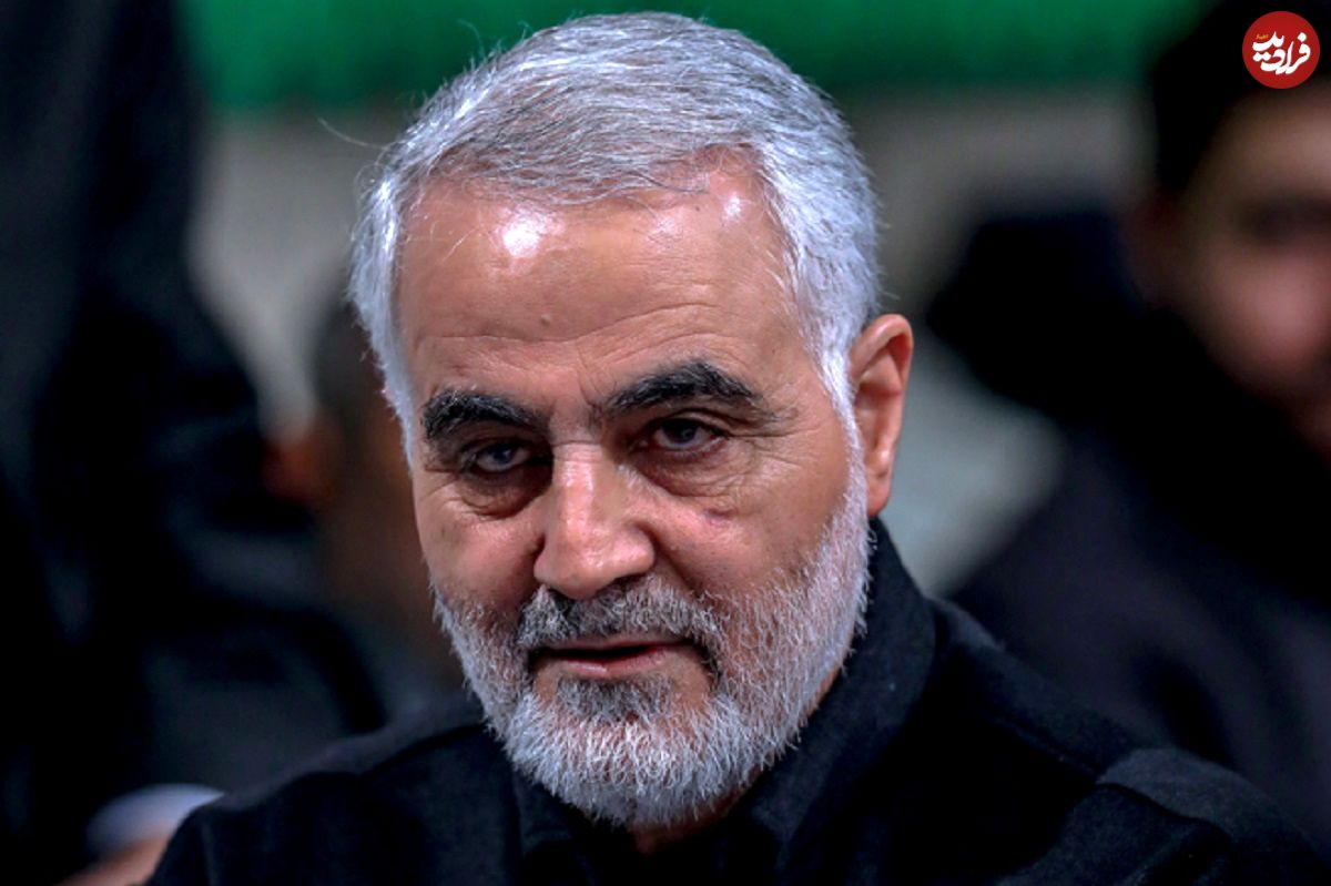 عکس؛ سفر در زمان؛ سردار سلیمانی در لباس سرلشکری در حیاط بیت رهبری؛ دهه 90