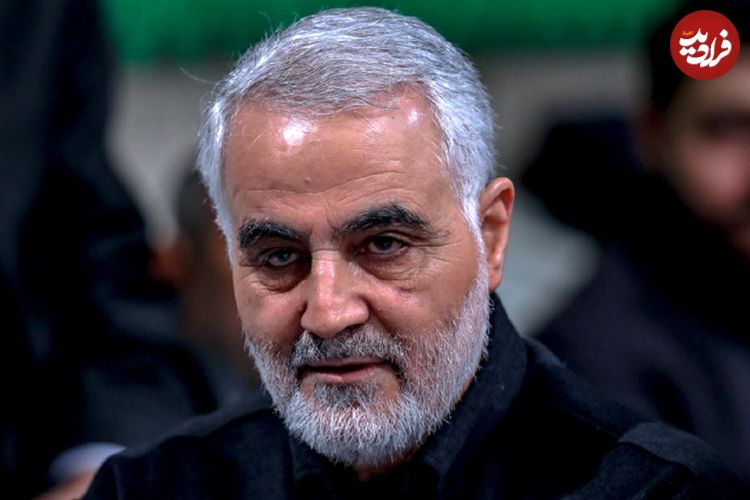 عکس؛ سفر در زمان؛ سردار سلیمانی در لباس سرلشکری در حیاط بیت رهبری؛ دهه 90