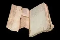 (عکس) نسخه کمیاب از افسانه شاه آرتور پس از ۷۵۰ سال در درون جلد یک دفتر املاک پیدا شد