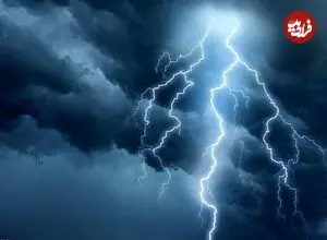 عکس | لحظه شگفت‌انگیز برخورد صاعقه به کوه