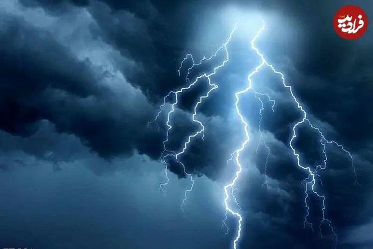 عکس | لحظه شگفت‌انگیز برخورد صاعقه به کوه