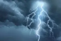 عکس | لحظه شگفت‌انگیز برخورد صاعقه به کوه