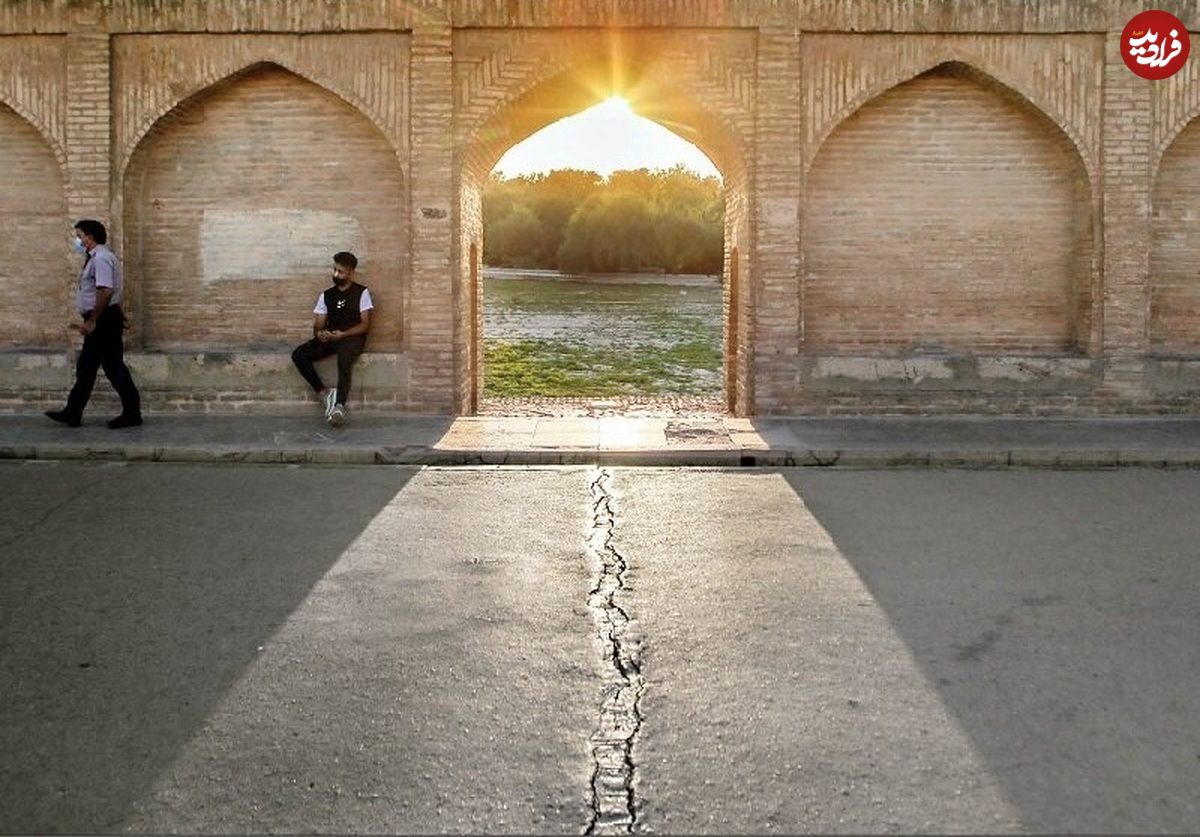 (عکس) سفر به ایران قدیم؛ تخریب خانه در اصفهان جان ۸ نفر را گرفت! 