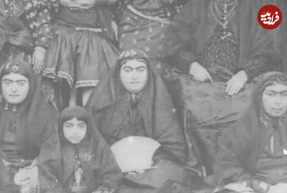 عکس| سفر زمان؛ ژست خاص «عالیه خانم» همسر صیغه ای ناصرالدین شاه روی پله مرمر