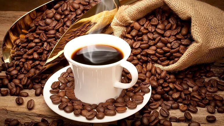  ۱۰ دارویی که هیچوقت نباید همراه با نوشیدن قهوه مصرف کنید