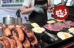 ببینید| غذای خیابانی در انگلستان؛ تهیه یک ساندویچ غول پیکر با گوشت، سوسیس، پنیر و تخم مرغ در لندن