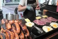 ببینید| غذای خیابانی در انگلستان؛ تهیه یک ساندویچ غول پیکر با گوشت، سوسیس، پنیر و تخم مرغ در لندن