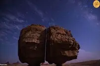 (تصاویر) راز دو نیم بودن یک صخره در عربستان