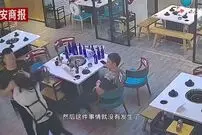 (ویدئو) پیشخدمت زن، دو مرد مهاجم را ناک اوت کرد!