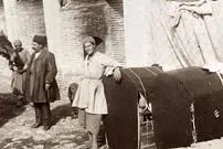 عکس| سفر به ایران قدیم؛ تصویری از یک «کجاوۀ دوکابین» در یک کاروانسرا در دوران قاجار