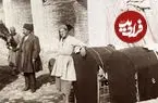 عکس| سفر به ایران قدیم؛ تصویری از یک «کجاوۀ دوکابین» در یک کاروانسرا در دوران قاجار