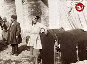 عکس| سفر به ایران قدیم؛ تصویری از یک «کجاوۀ دوکابین» در یک کاروانسرا در دوران قاجار