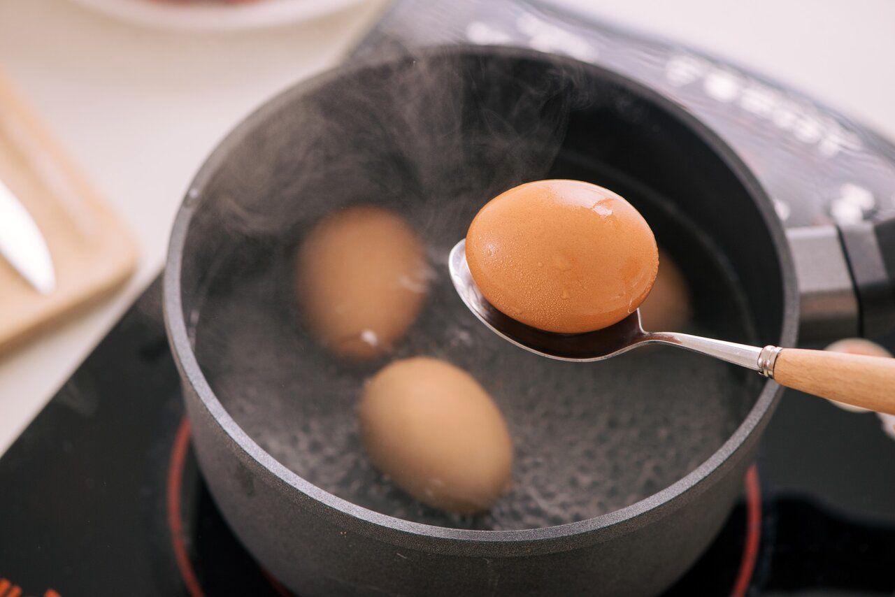 زمان پخت تخم مرغ آب پز؛ با این روش پوست تخم مرغ ترک نمی‌خورد