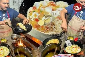 ببینید| غذای خیابانی در پاکستان؛ تهیه انواع املت در کراچی