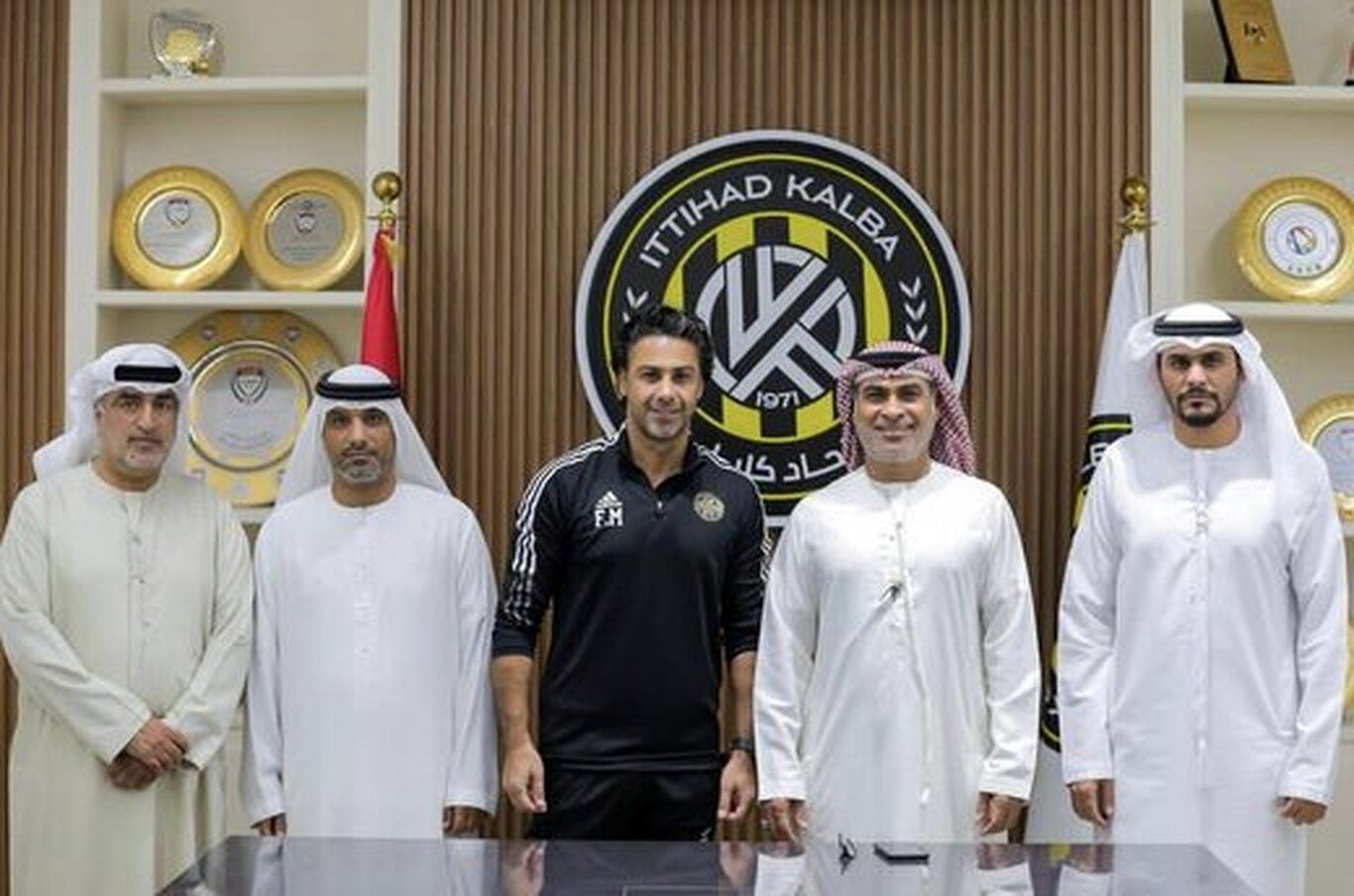 (عکس) فرهاد مجیدی و امضای قرارداد با ببر‌های امارات