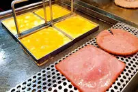 ببینید؛ غذای خیابانی در کره؛ برگر با تخم مرغ و پنیر و نان تست در سئول 