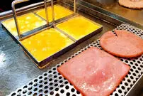 ببینید؛ غذای خیابانی در کره؛ برگر با تخم مرغ و پنیر و نان تست در سئول 
