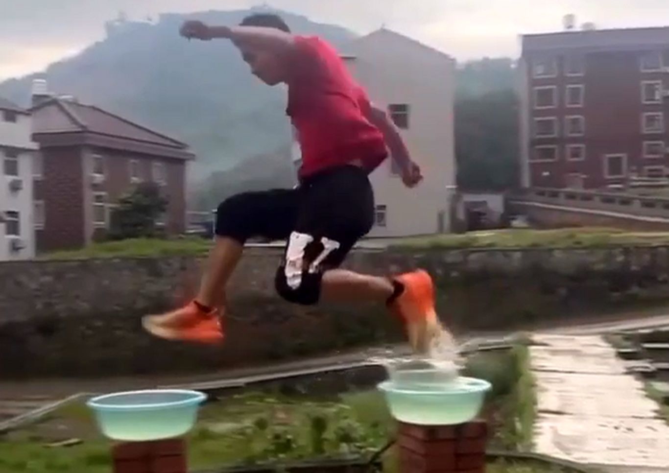 (ویدئو) حرکت حیرت‌انگیز یک پسر جوان؛ دویدن روی آب!