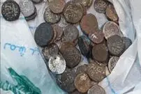 (عکس) کشف ۵۶ قطعه سکه تاریخی در فرودگاه بندرعباس